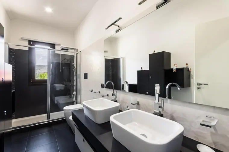 Bagno con doppio lavabo e doccia