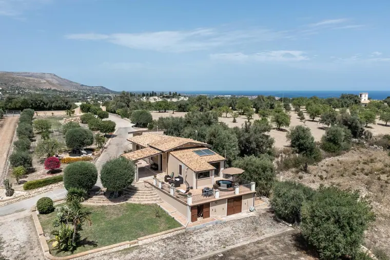 La campagna di contrada Bochini con il mare all'orizzonte