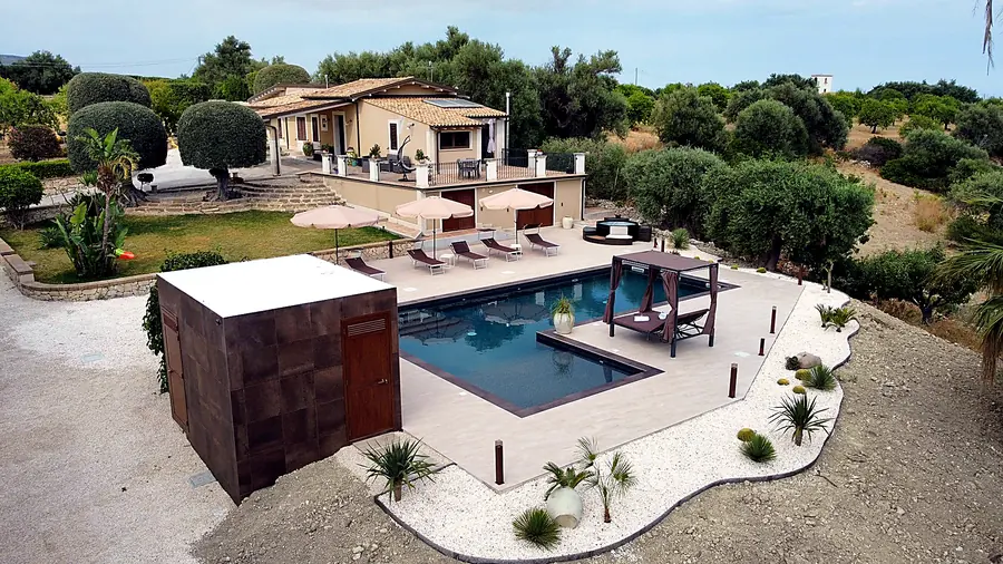 Luftaufnahme der Villa Badessa mit Pool, Sonnenterrasse und den umliegenden Olivenhainen
